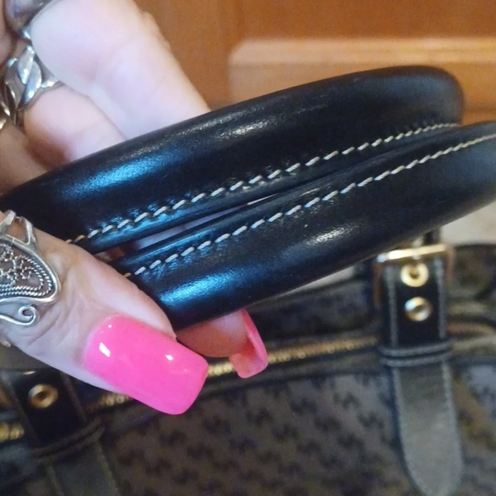 Classy Dooney & Bourke Signature Shoulder Bag - Picture 2 of 16